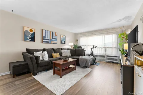 $289,000 | 11 Edmunton Drive, Unit E5, North Babylon, NY 11703