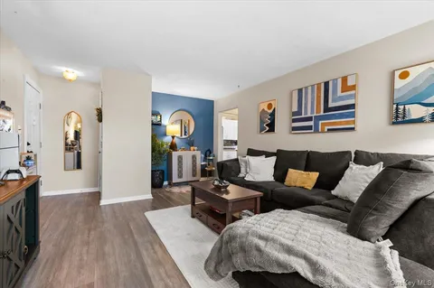 $289,000 | 11 Edmunton Drive, Unit E5, North Babylon, NY 11703