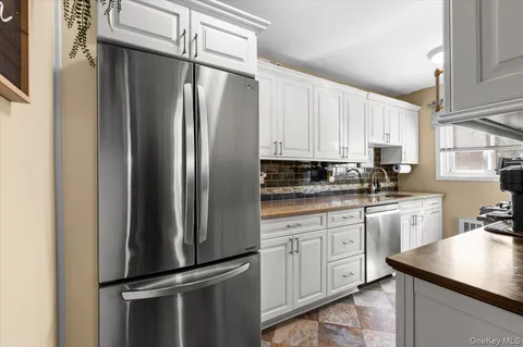 $289,000 | 11 Edmunton Drive, Unit E5, North Babylon, NY 11703