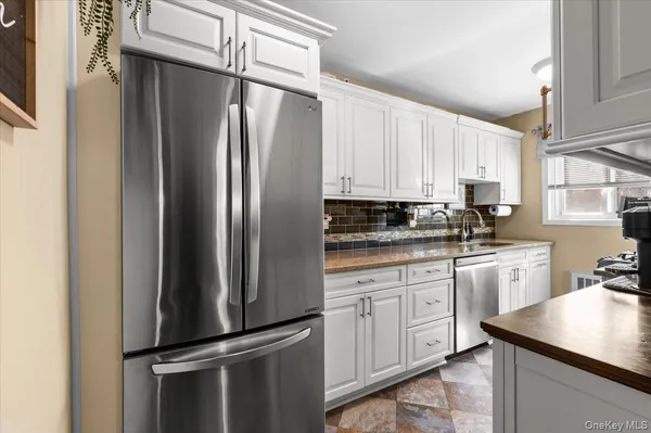 $289,000 | 11 Edmunton Drive, Unit E5, North Babylon, NY 11703
