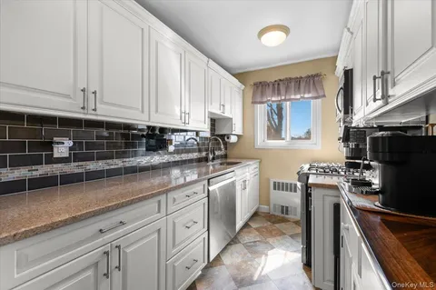 $289,000 | 11 Edmunton Drive, Unit E5, North Babylon, NY 11703