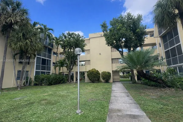 $76,000 | 942 Northeast 199th Street, Unit 2F, Miami, FL 33179