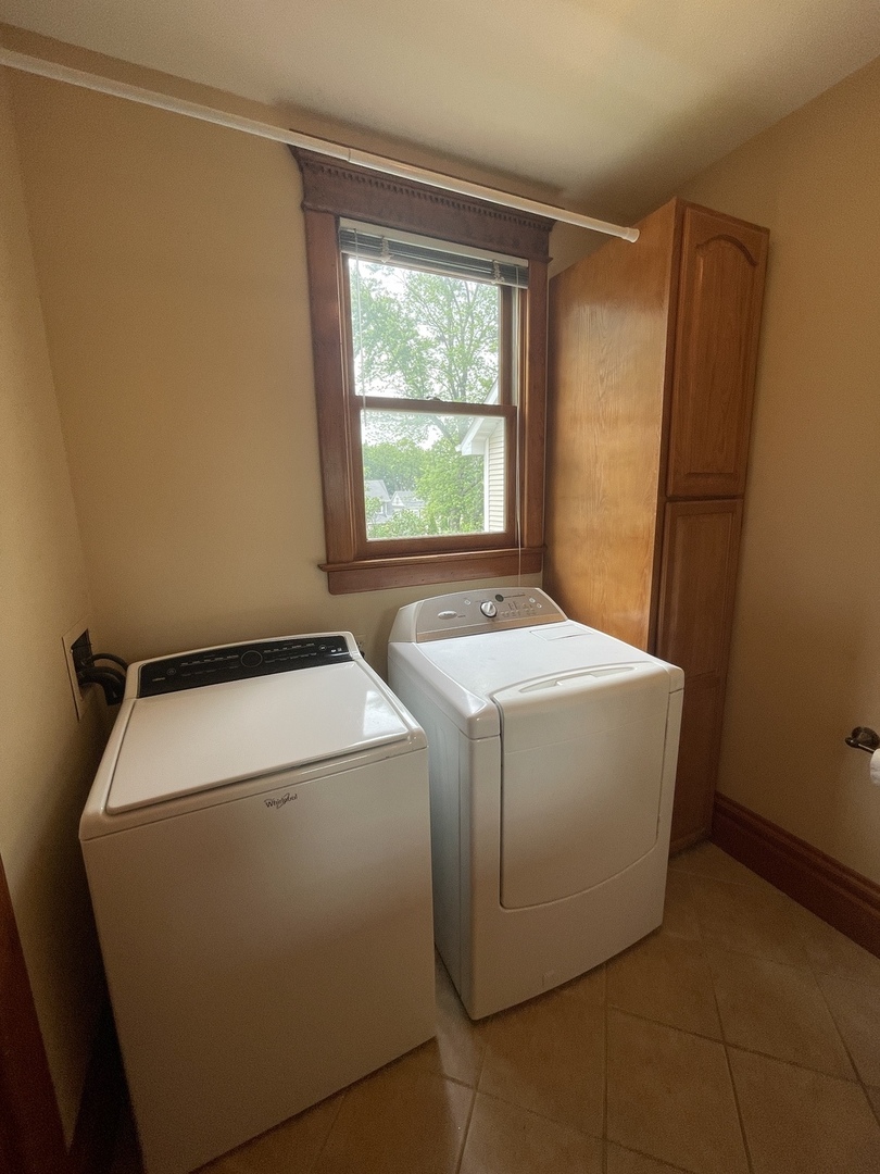 322 Crawford Avenue Dixon, IL 61021 - Photo 23 of 44 a utility room with dryer and washer