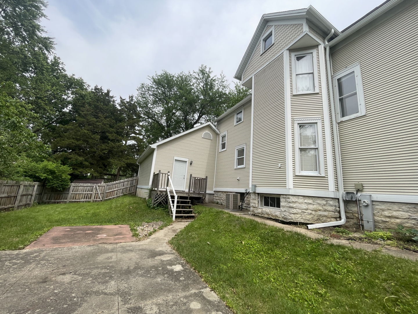 322 Crawford Avenue Dixon, IL 61021 - Photo 44 of 44 a view of a back yard of the house