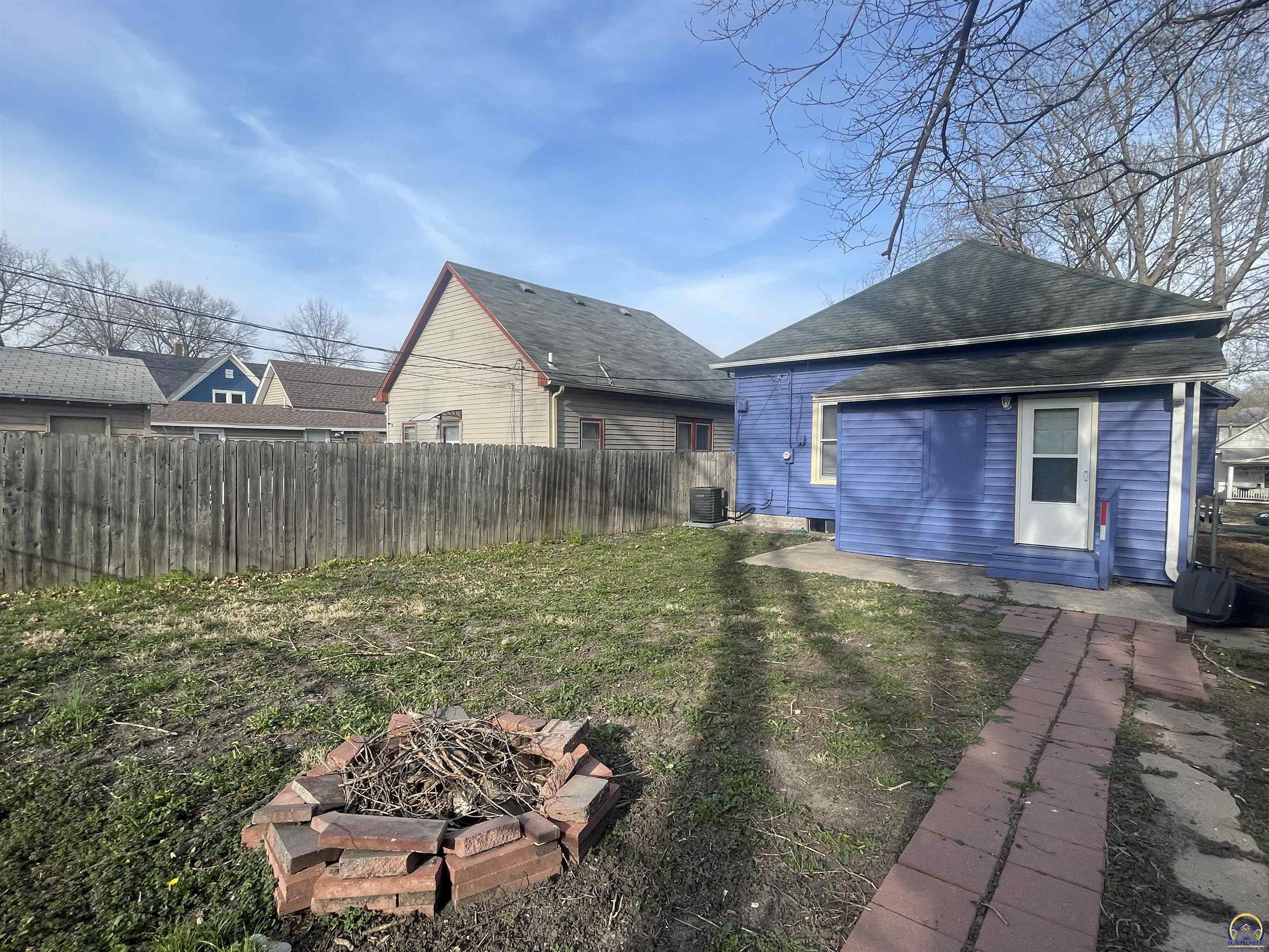 1159 Southwest Plass Avenue Topeka, KS 66604 - Photo 3 of 17