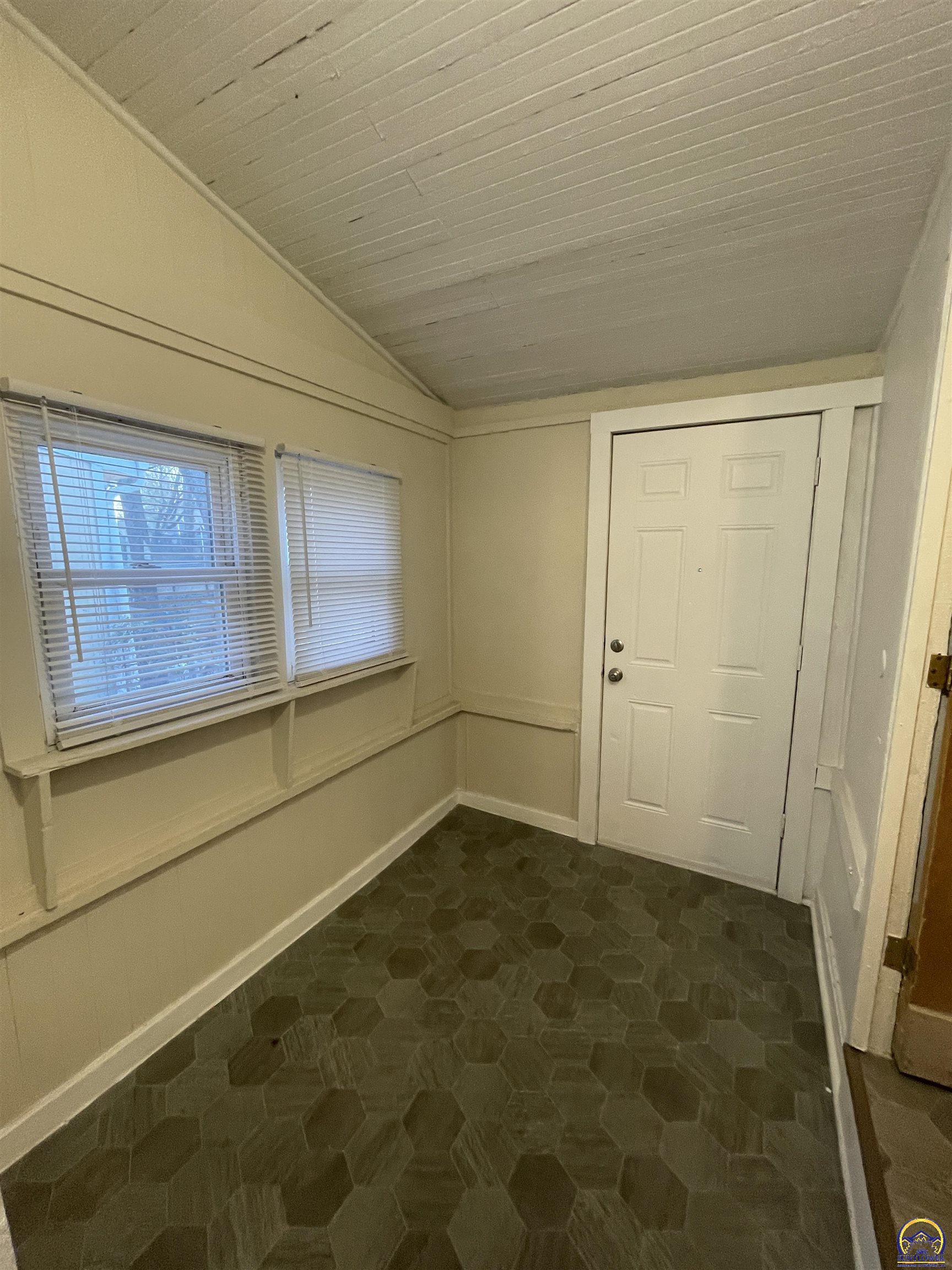 1159 Southwest Plass Avenue Topeka, KS 66604 - Photo 9 of 17
