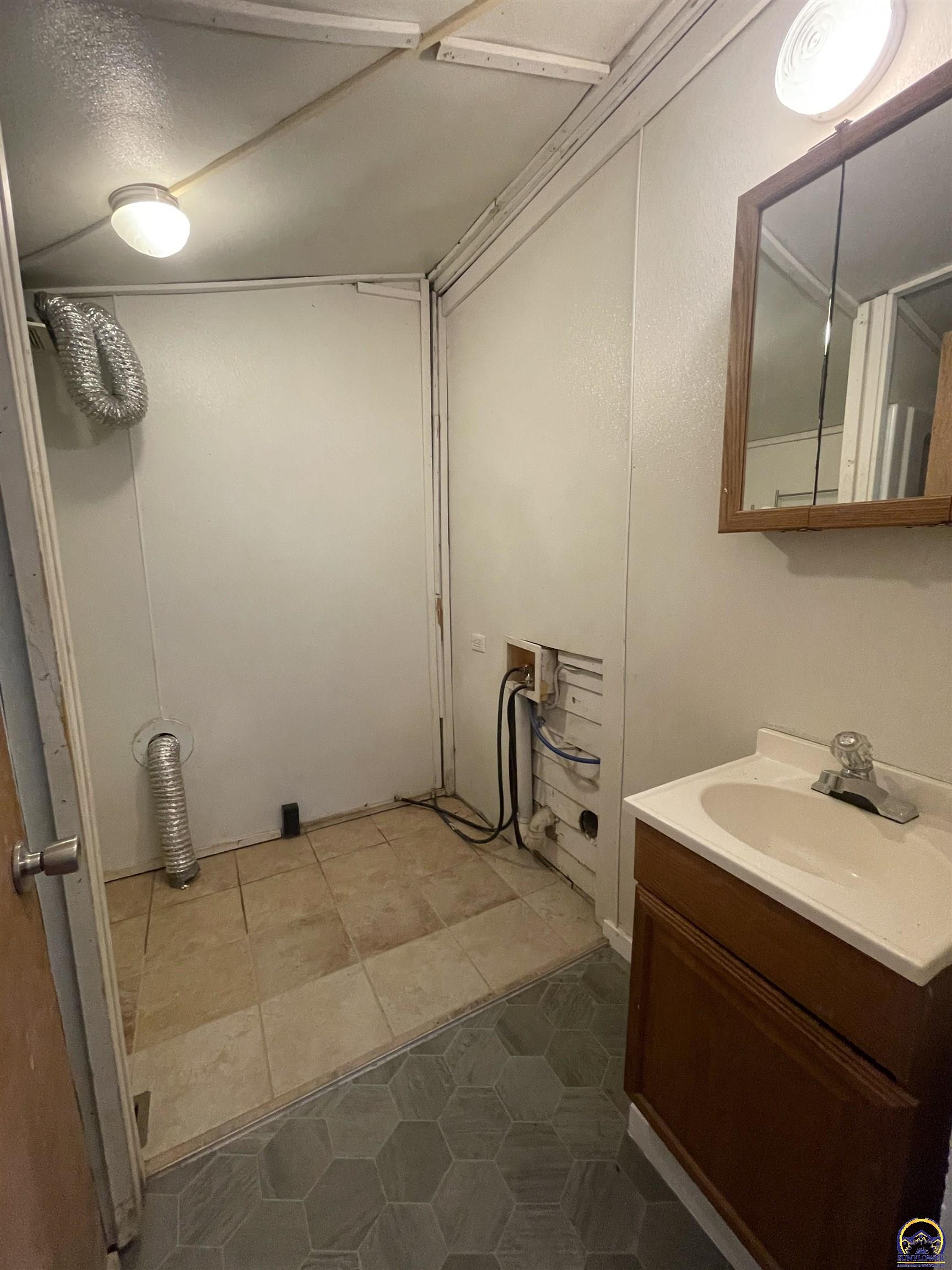 1159 Southwest Plass Avenue Topeka, KS 66604 - Photo 10 of 17