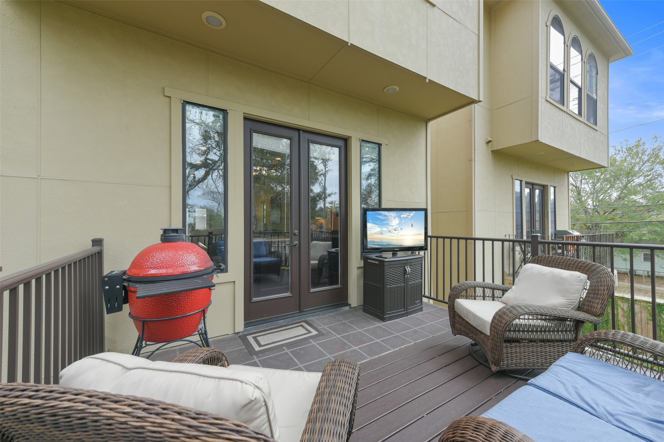2601 Bevis Street, Unit B Houston, TX 77008 - Photo 12 of 25 Another view of the patio space. Great place to watch the game!