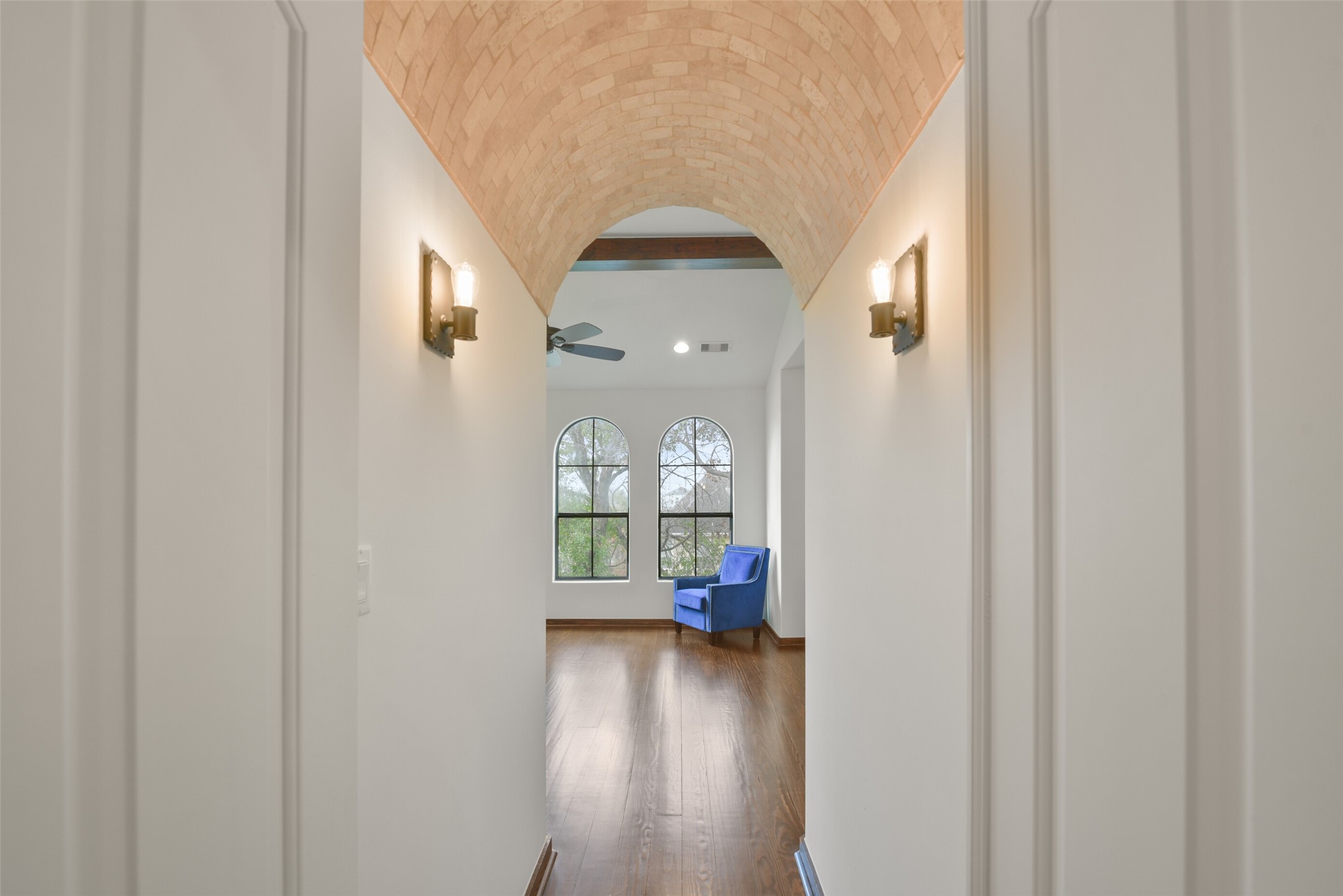 2601 Bevis Street, Unit B Houston, TX 77008 - Photo 13 of 25 Serene and spacious Primary Suite located on the 3rd floor, featuring an elegant barrel travertine tile ceiling treatment at the entrance, complemented by decorative sconces.