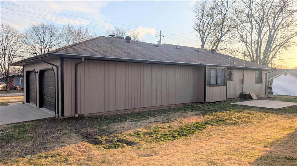 201 West Hospital Road El Dorado Springs, MO 64744 - Photo 2 of 23