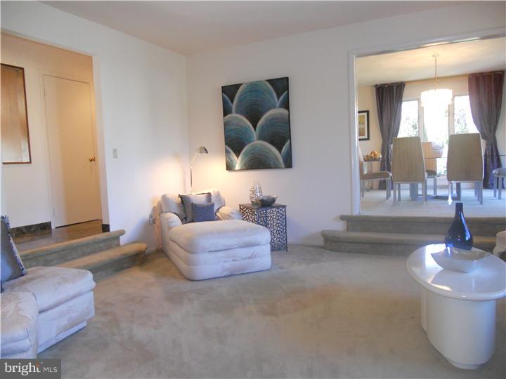 472 Kenwood Road Huntingdon Valley, PA 19006 - Photo 5 of 17 Living Room