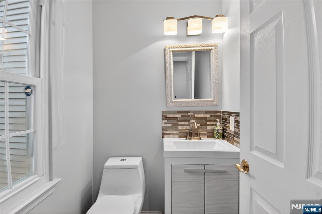 75 Washington Court Towaco, NJ 07082 - Photo 3 of 40