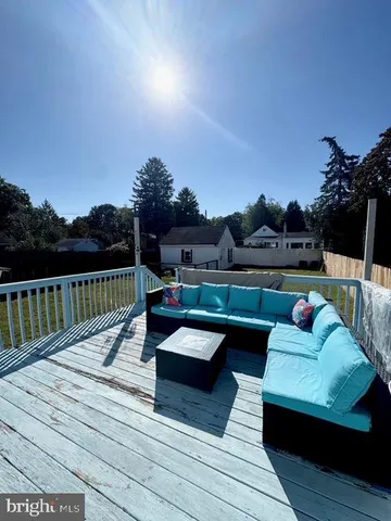 a view of sitting area with furniture