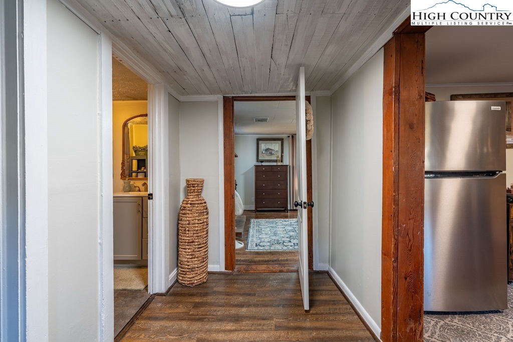 40 Painter Road Banner Elk, NC 28604 - Photo 19 of 45 a view of a hallway with wooden floor and closet