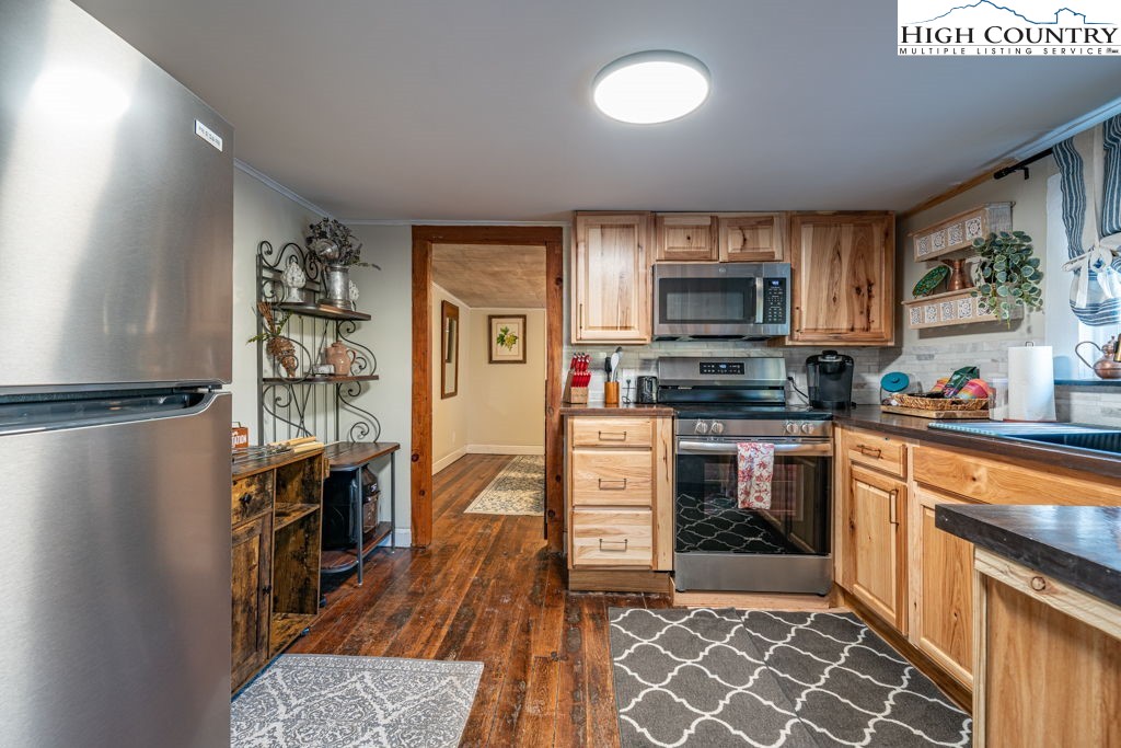40 Painter Road Banner Elk, NC 28604 - Photo 3 of 45 a kitchen with granite countertop a stove top oven a sink dishwasher and a refrigerator
