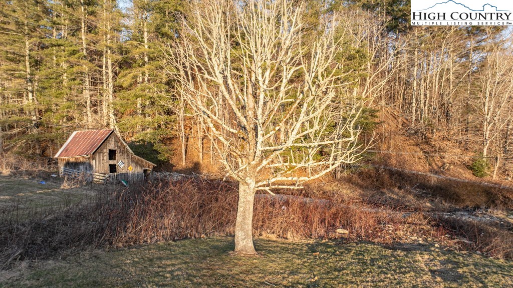 40 Painter Road Banner Elk, NC 28604 - Photo 35 of 45 a front view of a house with a yard