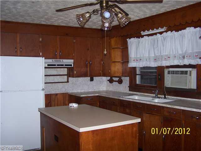 133 Bullins Road Madison, NC 27025 - Photo 4 of 15 Kitchen.