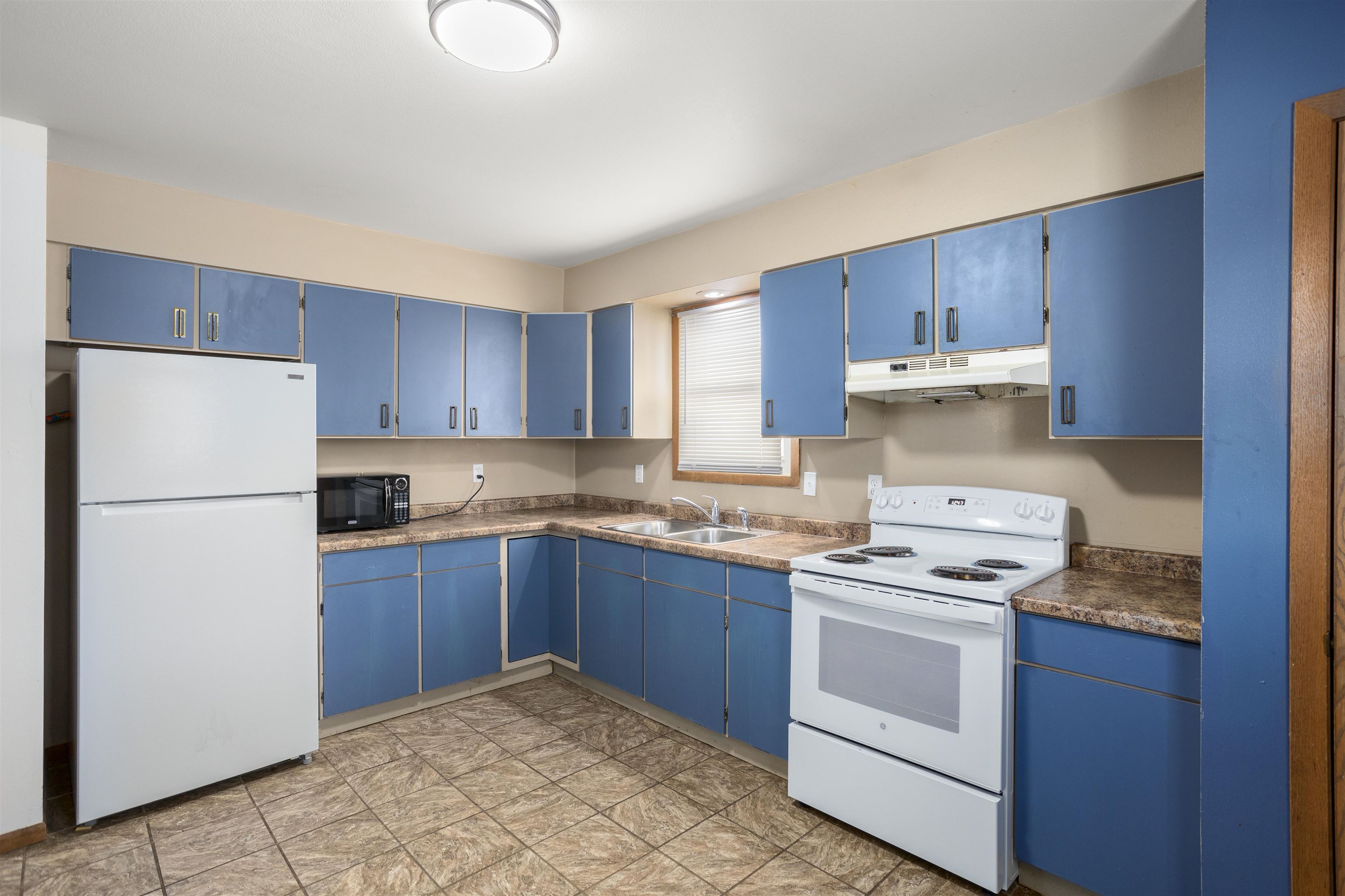 1007 Jackson Street Oshkosh, WI 54901 - Photo 4 of 16