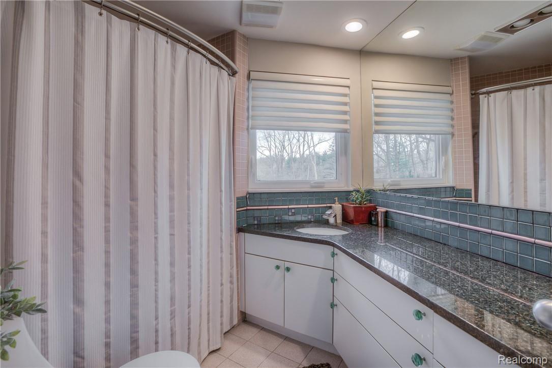 635 Canyon Road Rochester, MI 48306 - Photo 25 of 42 Bathroom - 1st Floor