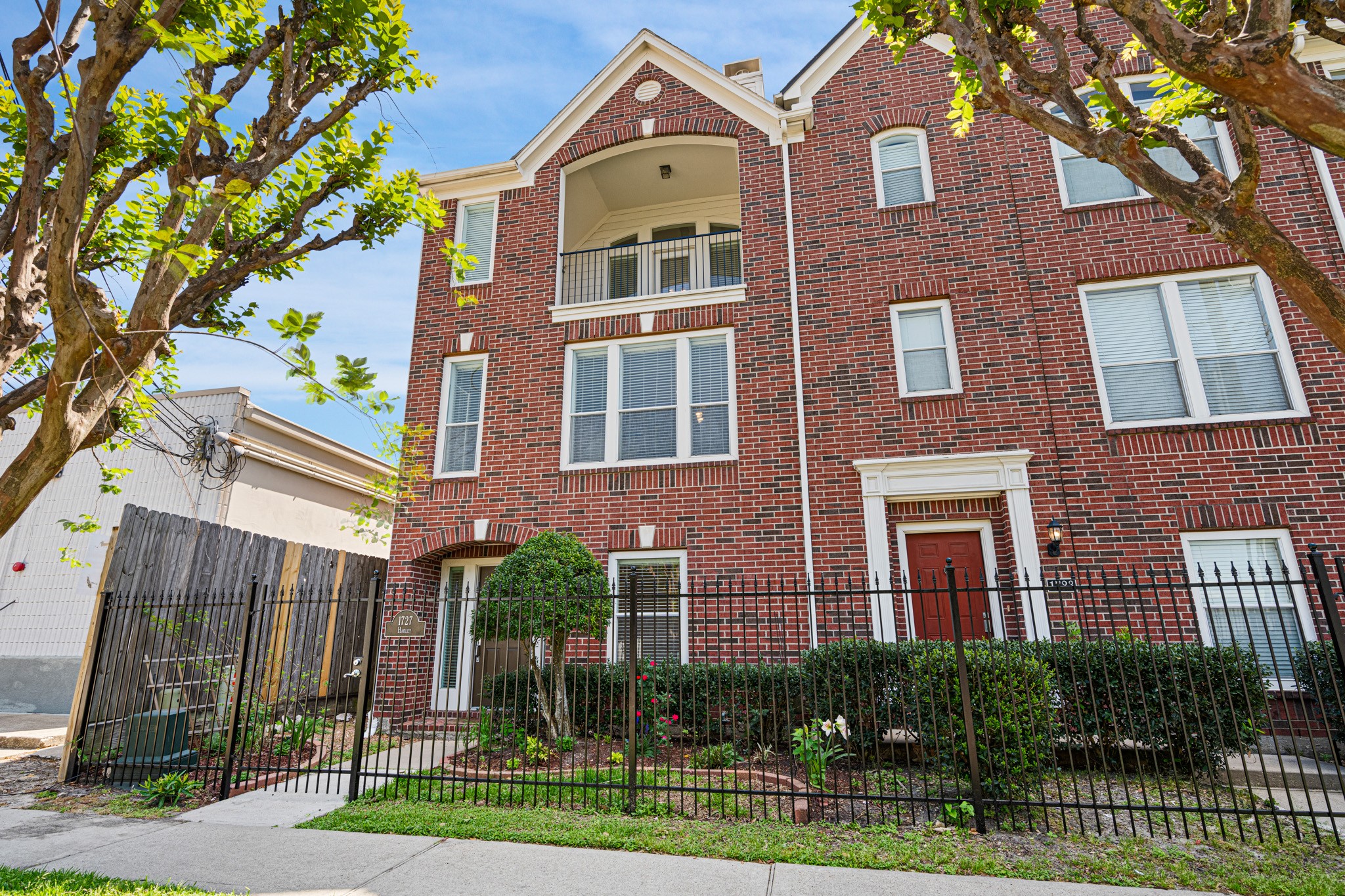 Pristine Perry Townhome in heart of Midtown.