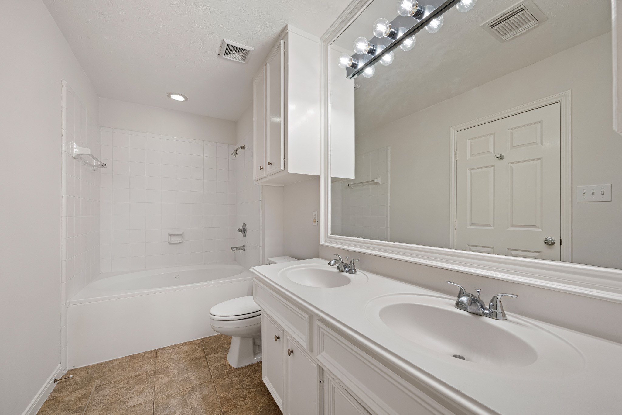 1727 Hadley Street Houston, TX 77003 - Photo 24 of 38 Primary bath features dual vanity sinks and abundant of storage.