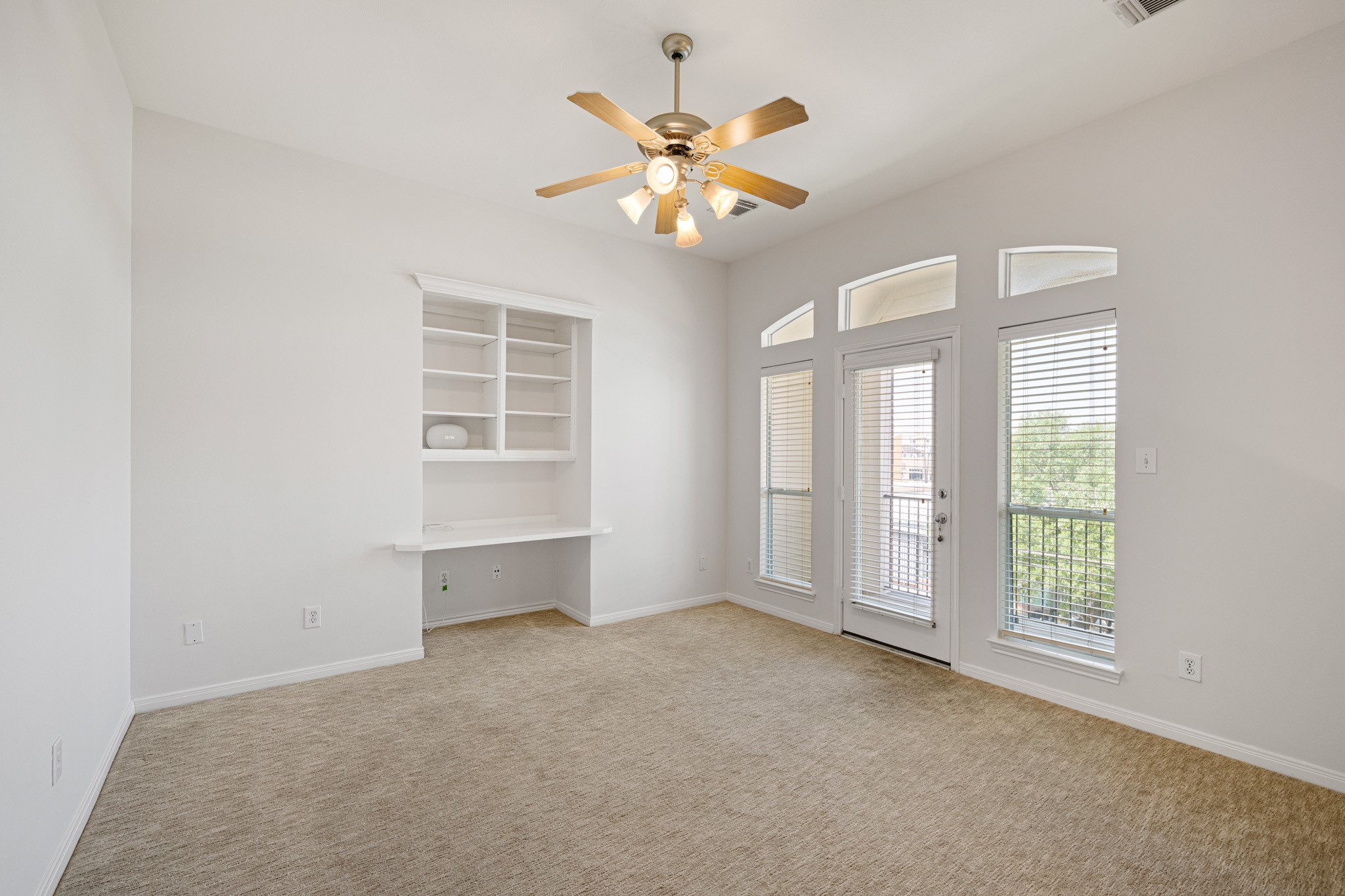 1727 Hadley Street Houston, TX 77003 - Photo 26 of 38 Generous third-floor flex space with a built-in desk, seamlessly transitioning to a cozy covered balcony.