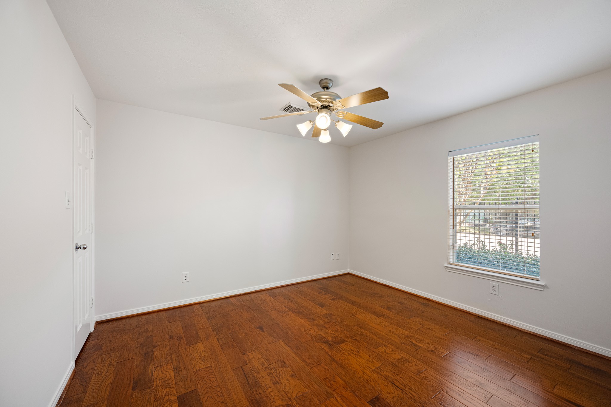 1727 Hadley Street Houston, TX 77003 - Photo 4 of 38 First floor secondary bedroom, featuring fresh paint, ceiling fan and 2" blinds.