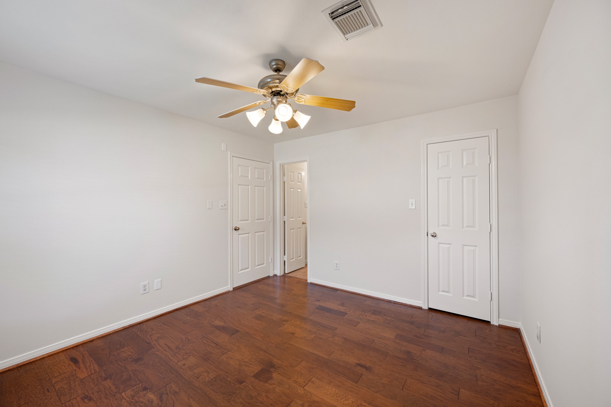 1727 Hadley Street Houston, TX 77003 - Photo 5 of 38 First floor bedroom offers walk-in closet and private bath.