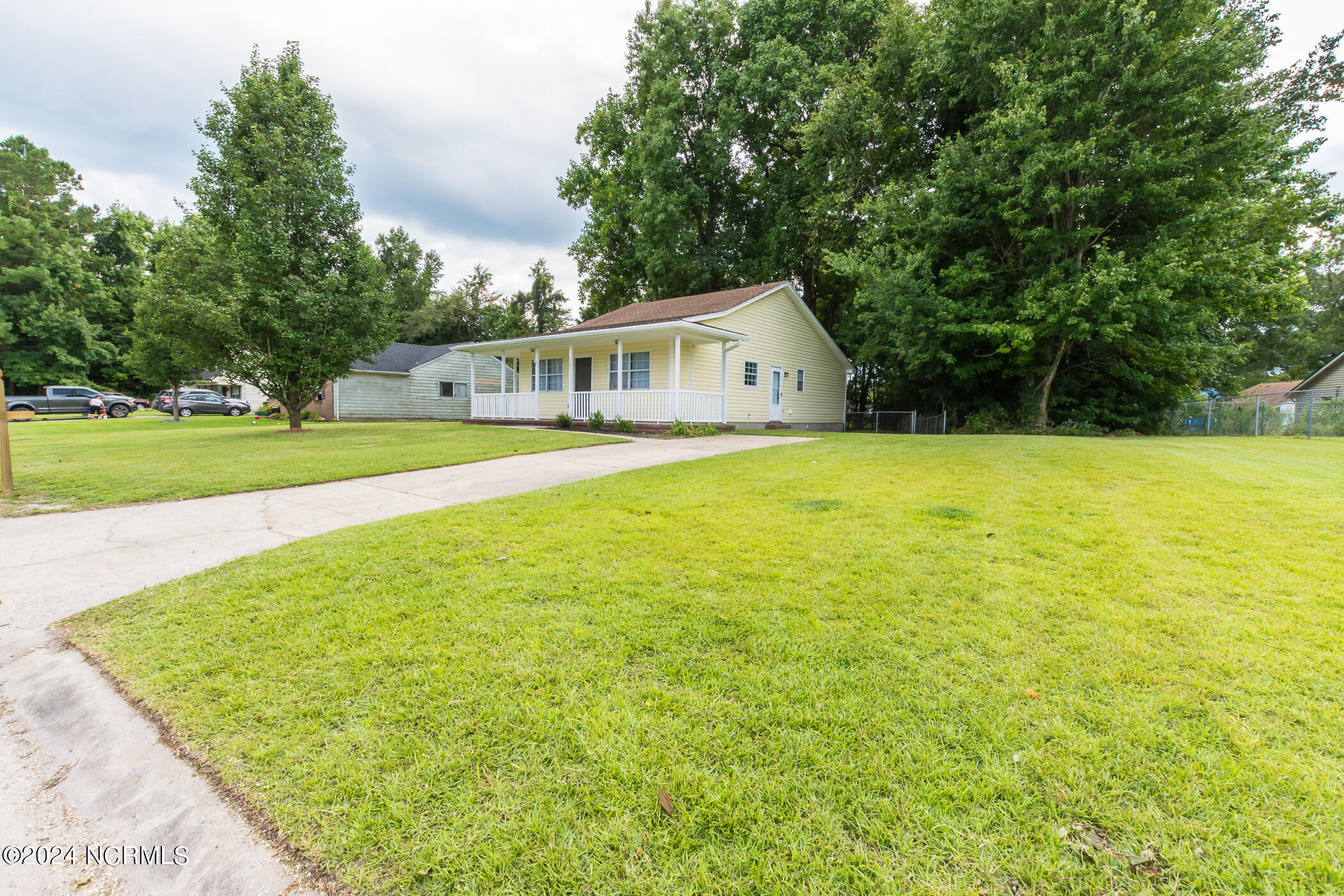 525 Raintree Circle Jacksonville, NC 28540 - Photo 5 of 47 525 Raintree Cir-10
