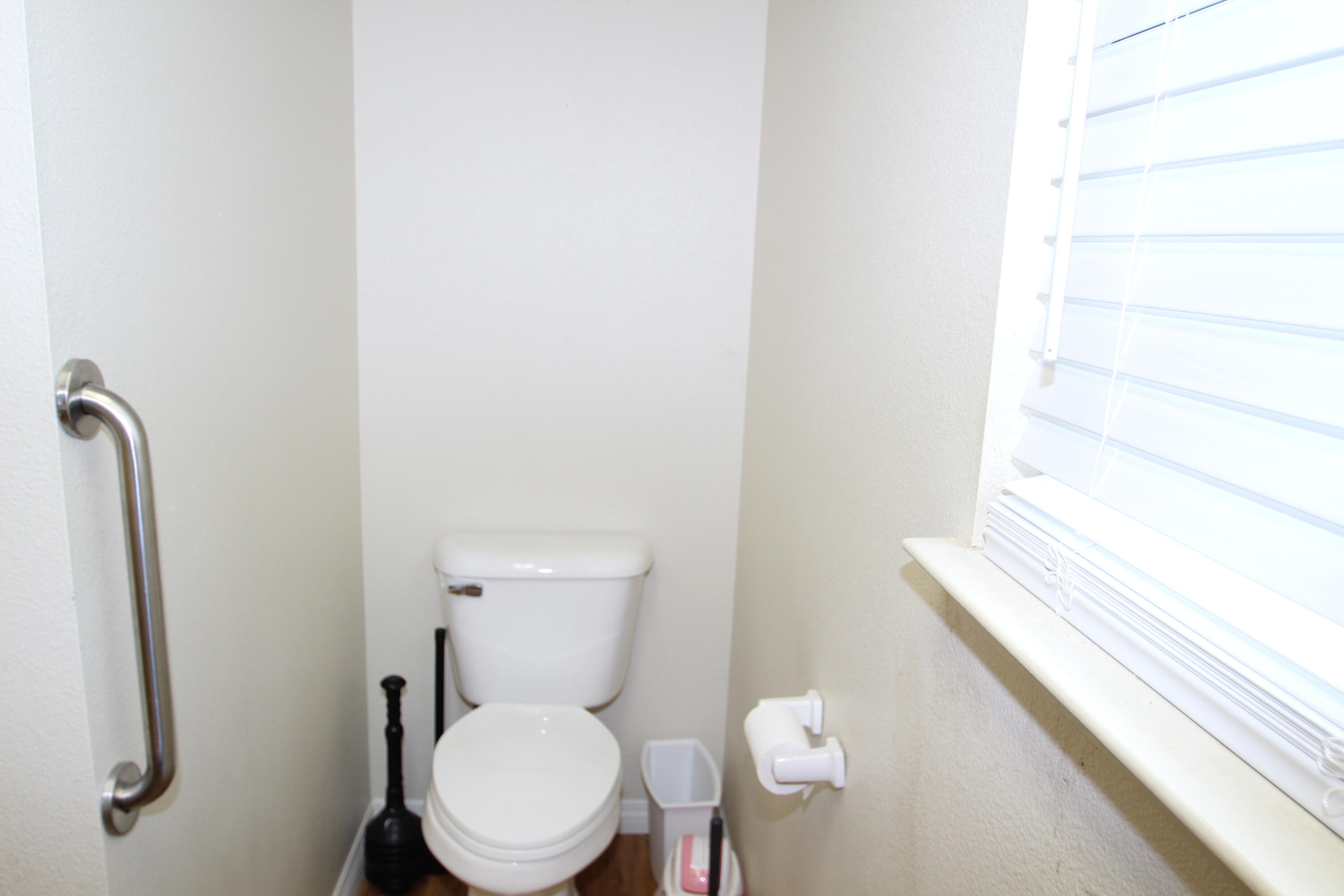 265 Pierpoint Drive Springville, CA 93265 - Photo 15 of 49 Master bath