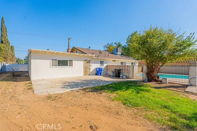a view of a house with a backyard