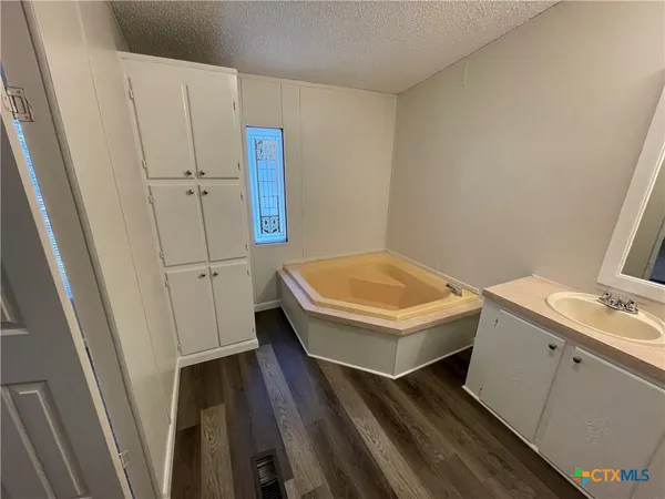 $1,475 | 317 King William, Canyon Lake, TX 78133