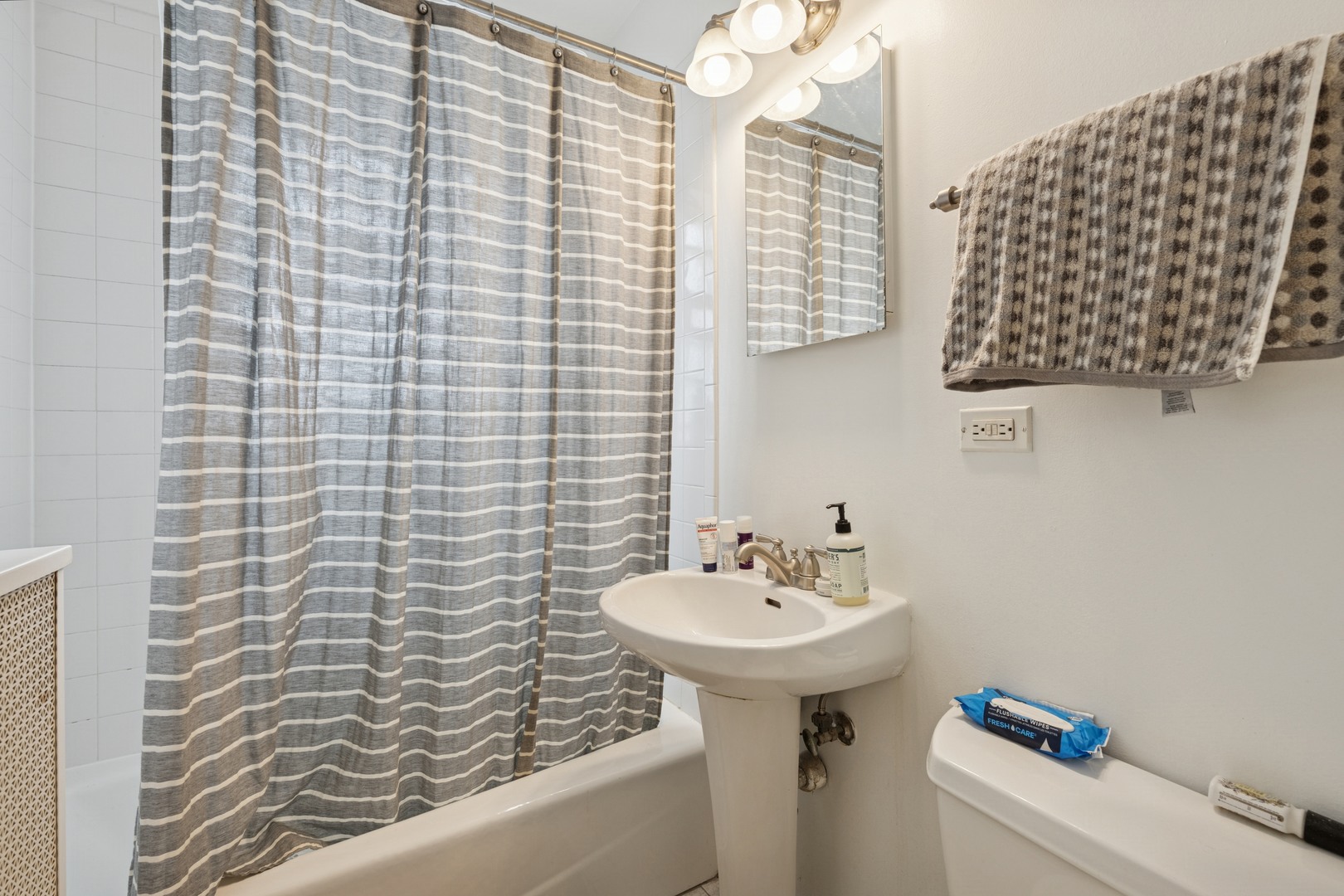 Undisclosed Address Chicago, IL 60657 - Photo 3 of 9