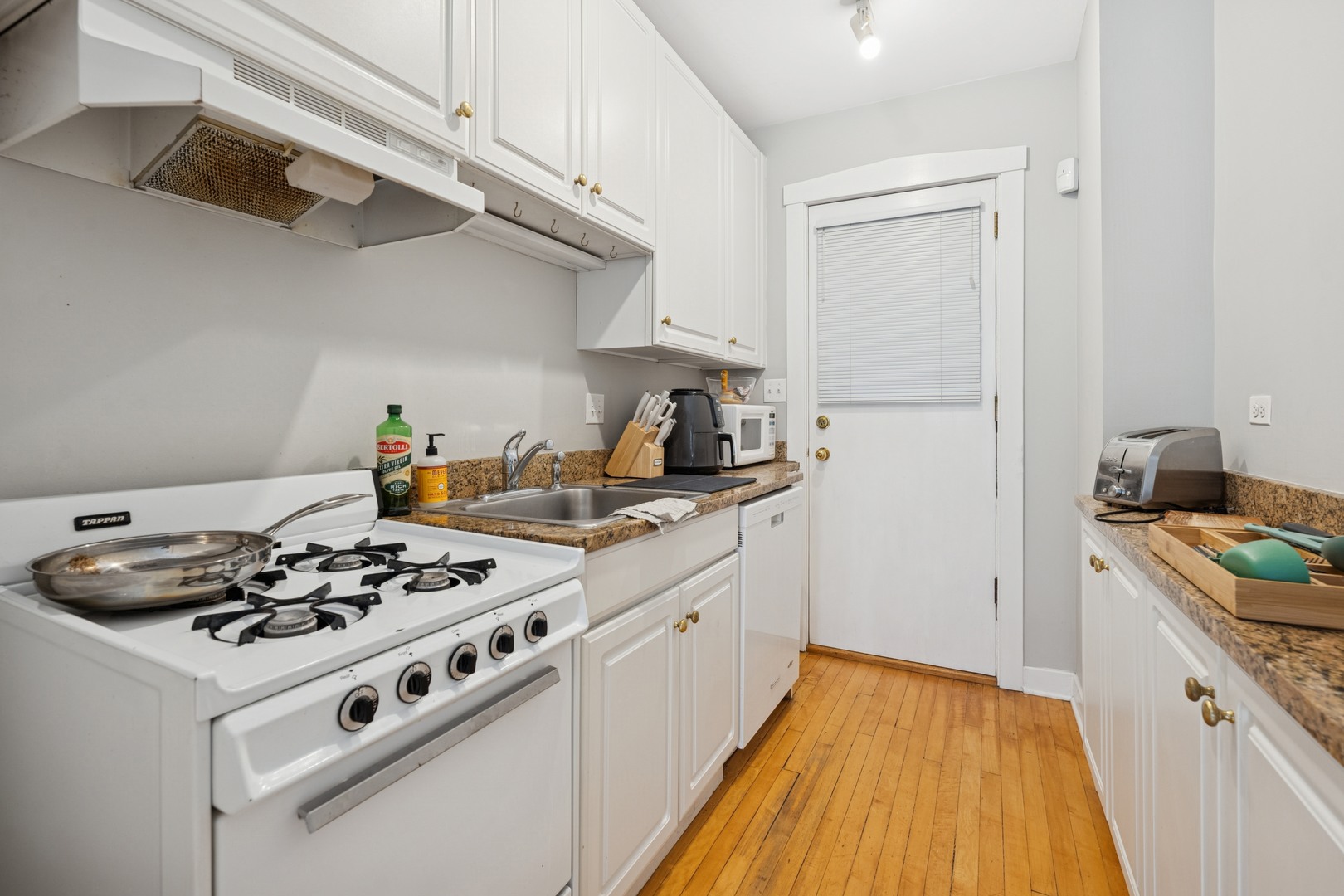 Undisclosed Address Chicago, IL 60657 - Photo 4 of 9