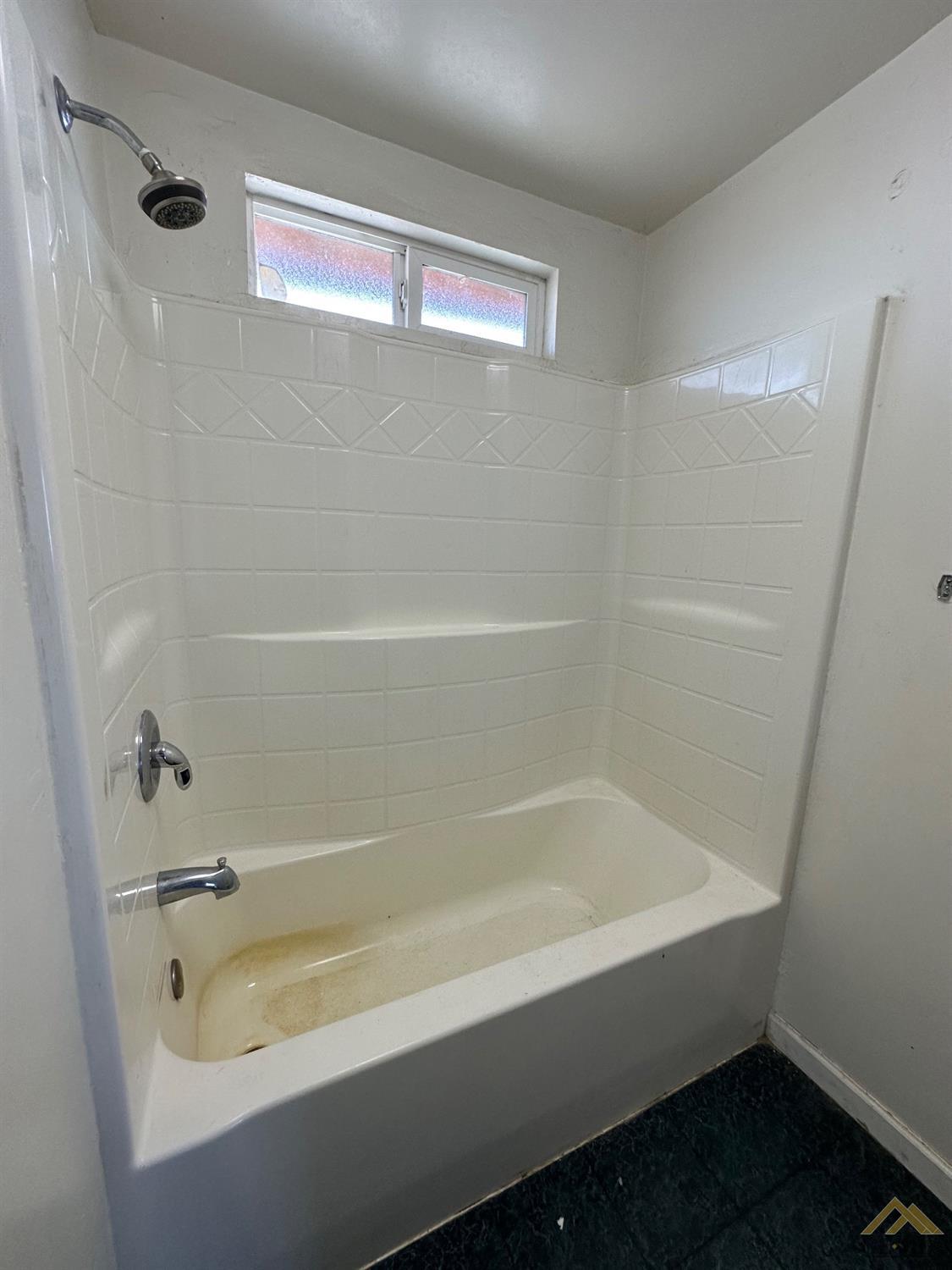 Undisclosed Address Taft, CA 93268 - Photo 8 of 22 a bathroom with a bathtub