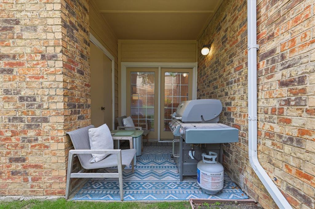 14277 Preston Road, Unit 615 Dallas, TX 75254 - Photo 19 of 20 a sitting area with furniture and a rug