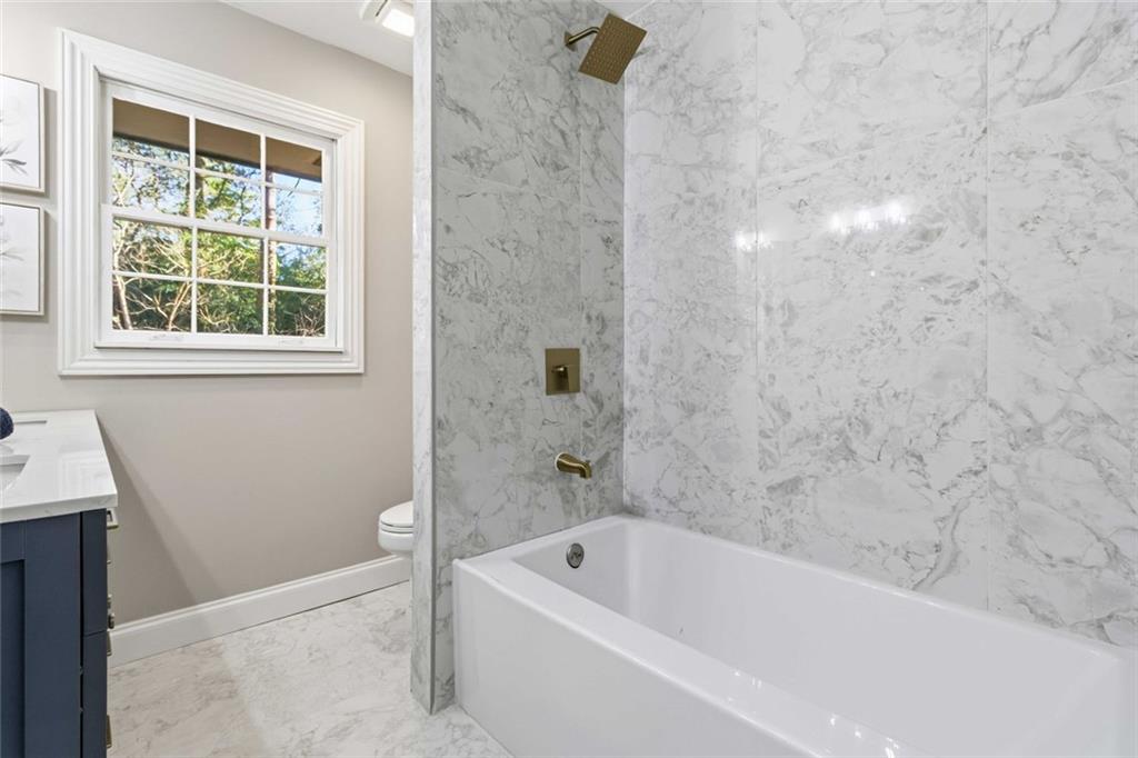 2927 Ponderosa Circle Decatur, GA 30033 - Photo 8 of 27 a bathroom with a tub