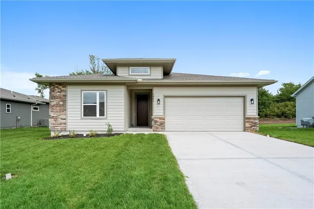 $498,405 | 1565 Grayhawk Drive, Basehor, KS 66007