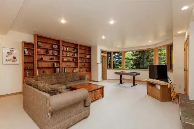 $1,395,000 | 16 Summit Drive, Grantham, NH 03753