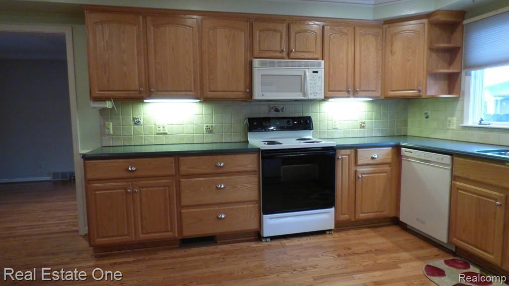 26159 Burg Road Warren, MI 48089 - Photo 3 of 17 P1020578.jpg