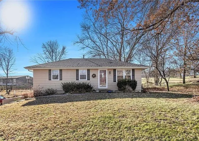$170,000 | 327 Lincoln Drive, Gower, MO 64454
