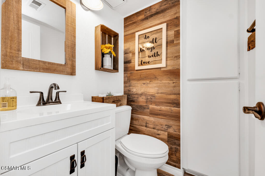 1806 Rory Lane, Unit 9 Simi Valley, CA 93063 - Photo 7 of 27 1806 Rory Lane Unit 9 - Entry Powder Ro