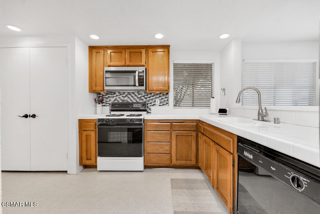 1806 Rory Lane, Unit 9 Simi Valley, CA 93063 - Photo 8 of 27 1806 Rory Lane Unit 9 - Kitchen 1