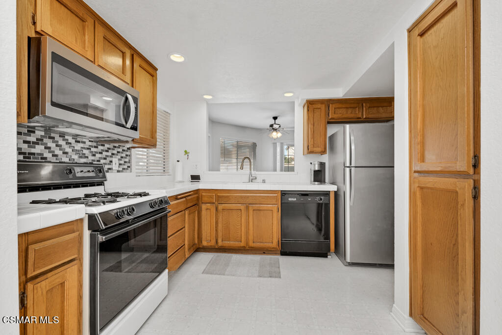 1806 Rory Lane, Unit 9 Simi Valley, CA 93063 - Photo 9 of 27 1806 Rory Lane Unit 9 - Kitchen 2