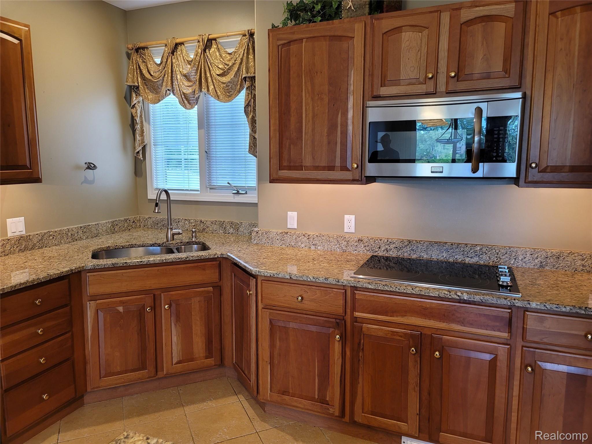 1235 Tulberry Circle Rochester, MI 48306 - Photo 9 of 36 20210825_084346.jpg