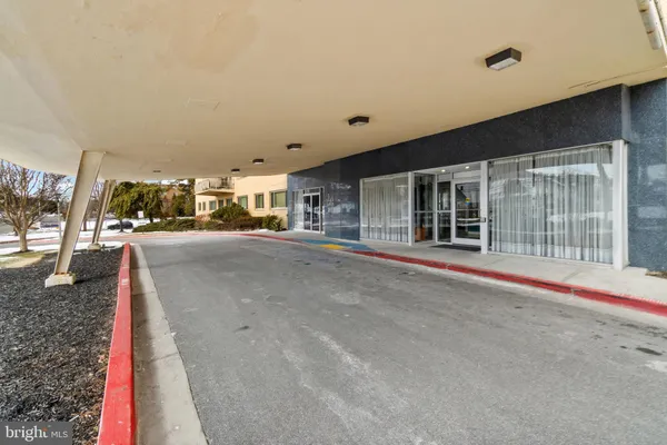 a view of a parking area