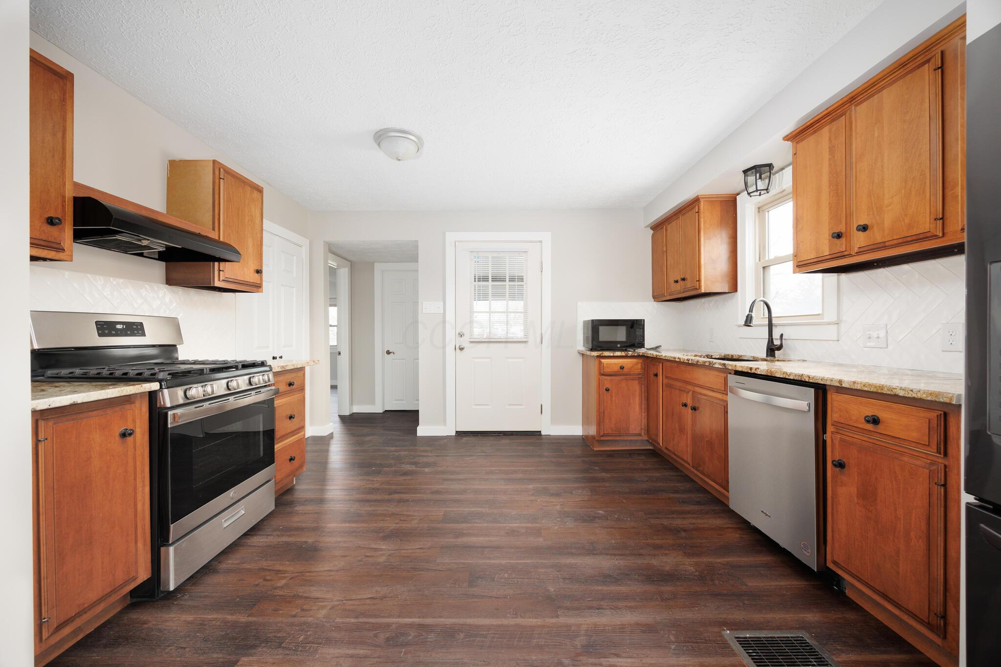 2182 Frank Road Columbus, OH 43223 - Photo 9 of 42 0319 Bo 2182 Frank Rd-37_(2048)