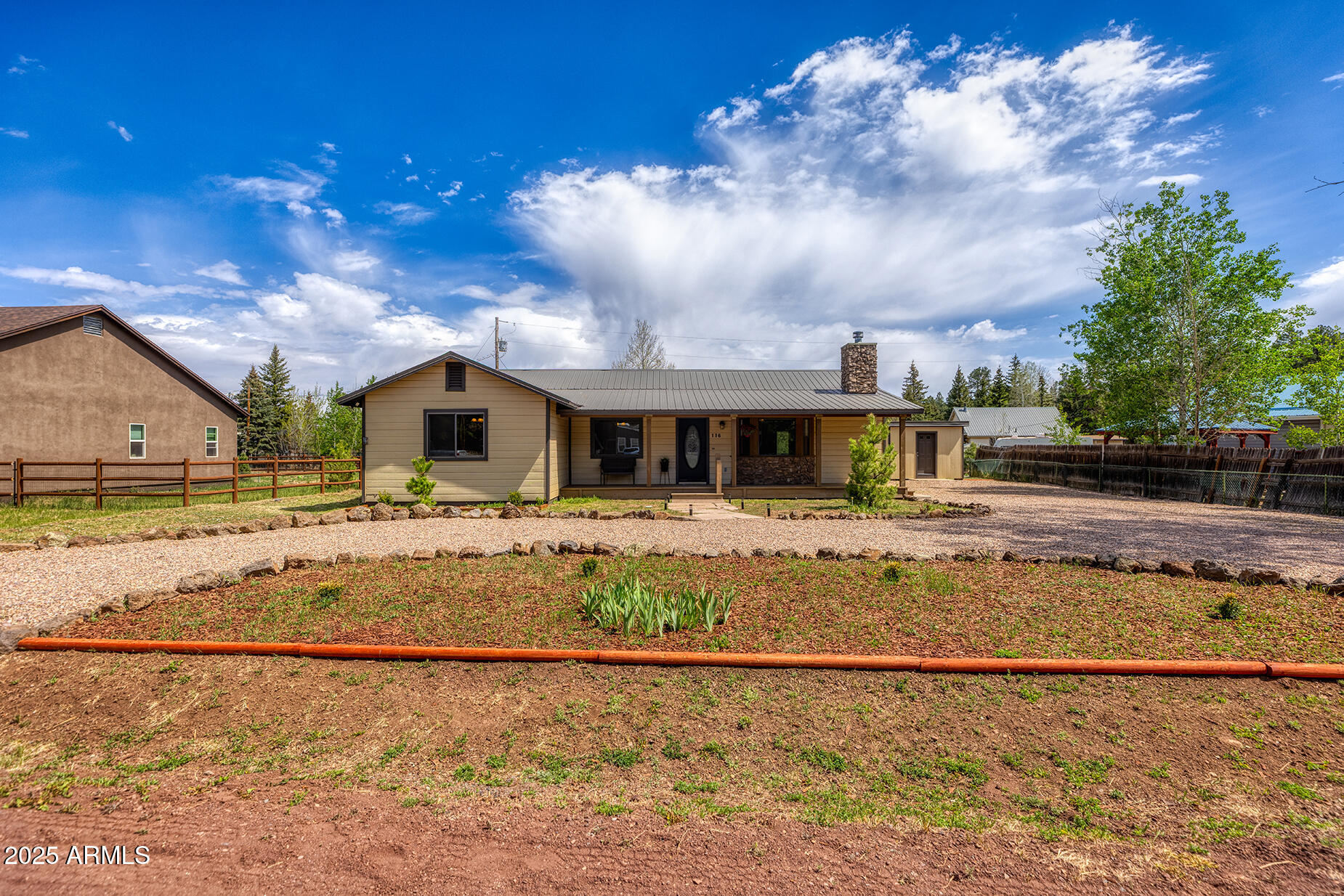 116 Skyhook Road Pinetop, AZ 85935 - Photo 6 of 32 a front view of a house with garden