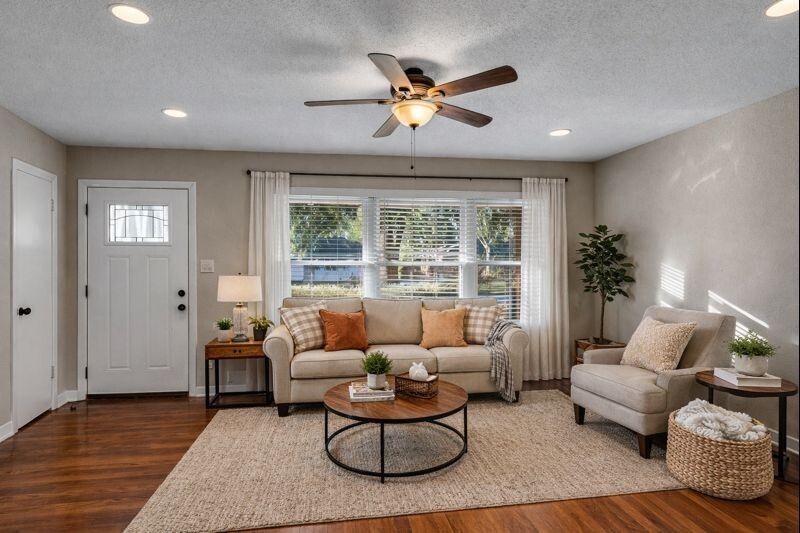 219 East Janisch Road Houston, TX 77022 - Photo 4 of 20 Virtually Staged - Living Room