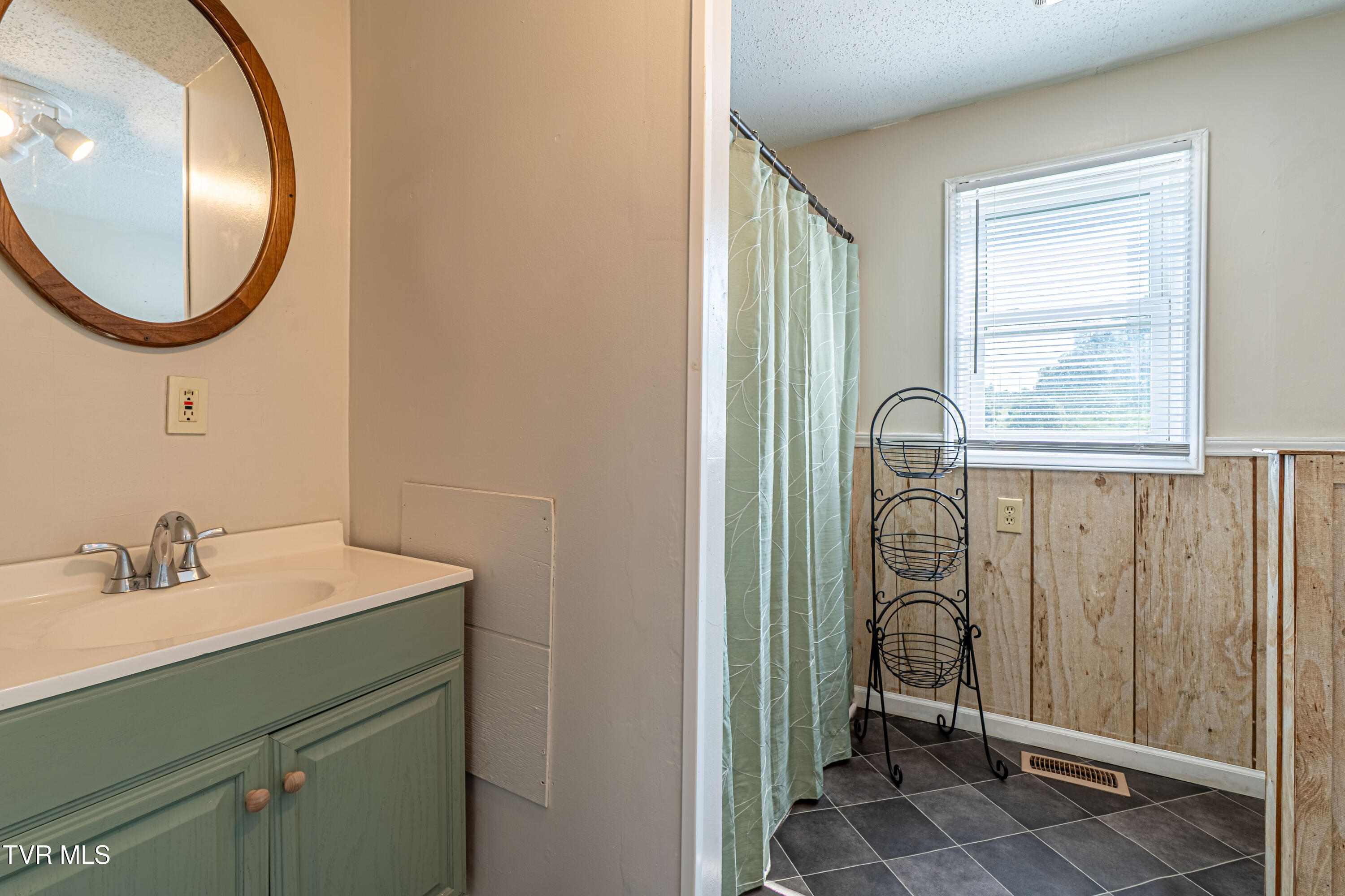 9025 Nininger Road Bristol, VA 24202 - Photo 15 of 46 Bath & Laundry